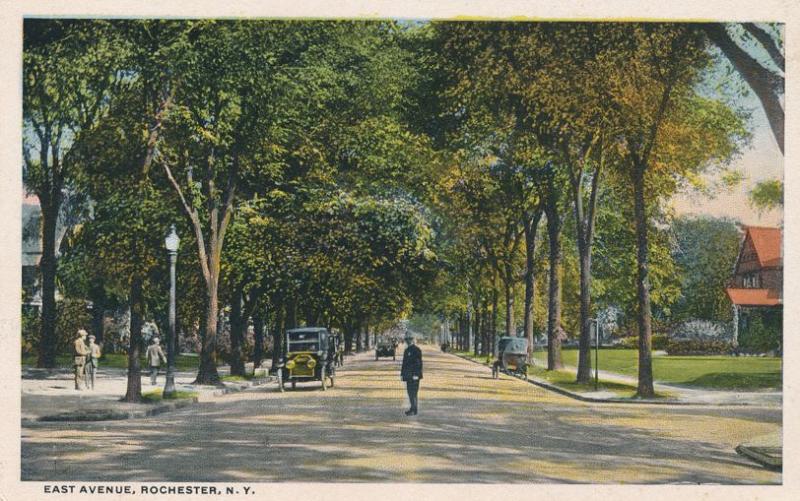 Pedestrian and Autos on East Avenue, Rochester, New York - pm 1915 - WB