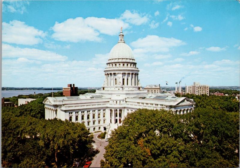 Wisconsin State Capitol Madison WI Unused Vintage Postcard D53