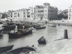 Le Port et la Maison de l'infante St Jean de Luz  France Vintage RP Postcard