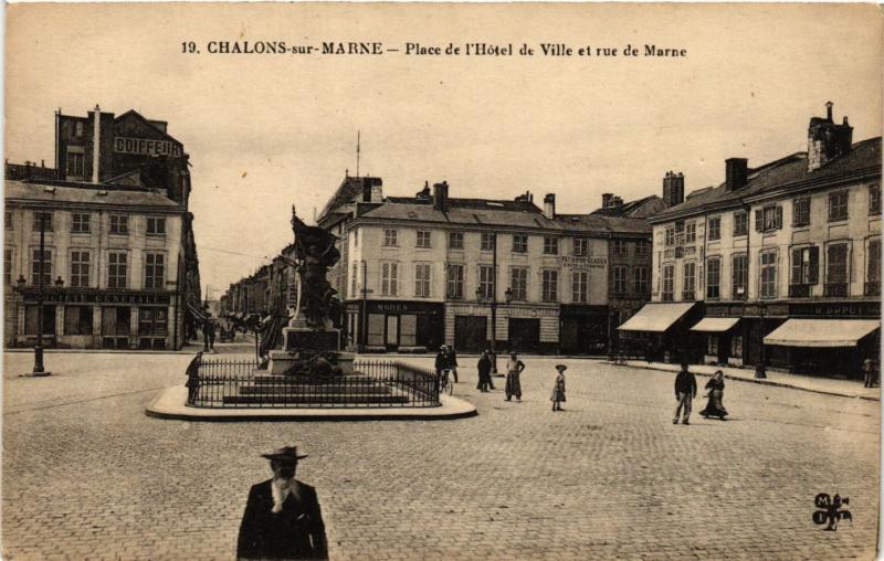 CPA Chalons-sur-Marne - Place de l'Hotel de Ville et rue de Marne (742859)