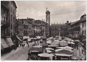 RP: VERONA , Italy , 30-40s : Piazza Erbe