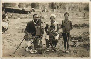 CPA carte photo AULT famille sur la Plage (18543)