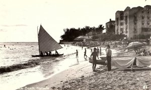 1930s WAIKIKI BEACH HONOLULU HAWAII SAILBOAT SUNBATHERS RPPC POSTCARD P1584