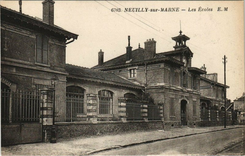 CPA NEUILLY-sur-MARNE - Les Ecoles (124237)