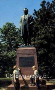 Statue of Mark Twain in Hannibal, Missouri