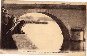 CPA AK BERGERAC-Vue par une Arche du Pont de la Dordogne (233868)