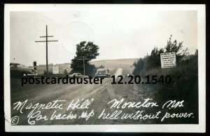 h5085 - MONCTON NB 1949 Magnetic Hill. Old Cars. Real Photo Postcard