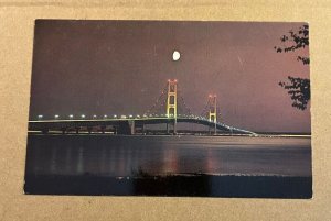 VINT UNUSED  POSTCARD - THE MACKINAC BRIDGE AT NIGHT, MICHIGAN