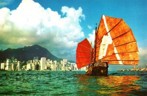 VINTAGE CONTINENTAL SIZE POSTCARD CHINESE JUNK BOAT ON HONG KONG HARBOR