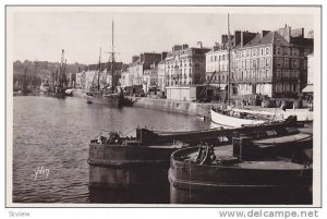 RP: CHERBOURG , France , 20-30s ; Le Quai Alexandre III