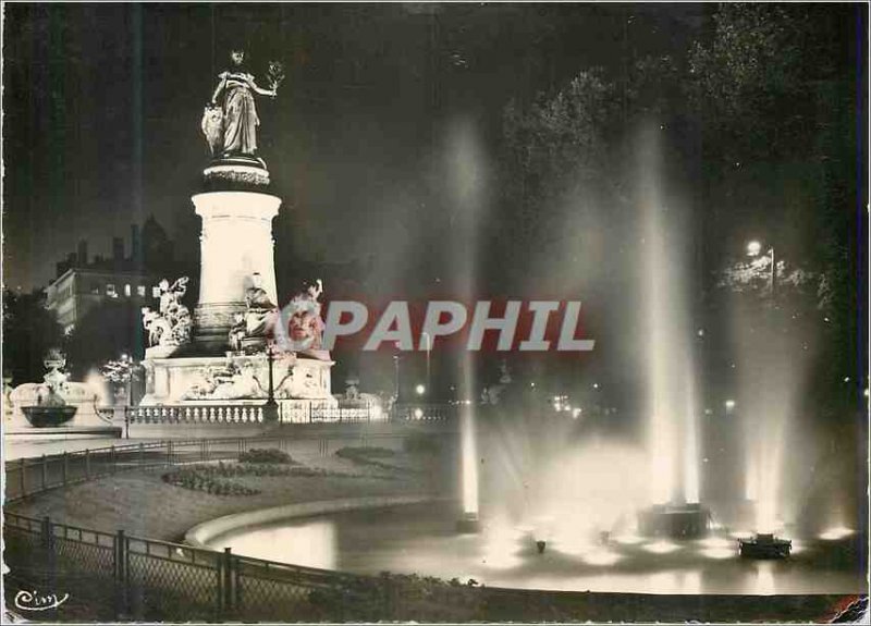 Postcard Modern Lyon (Rhone) Place Carnot the Republic Monument The Water Jets