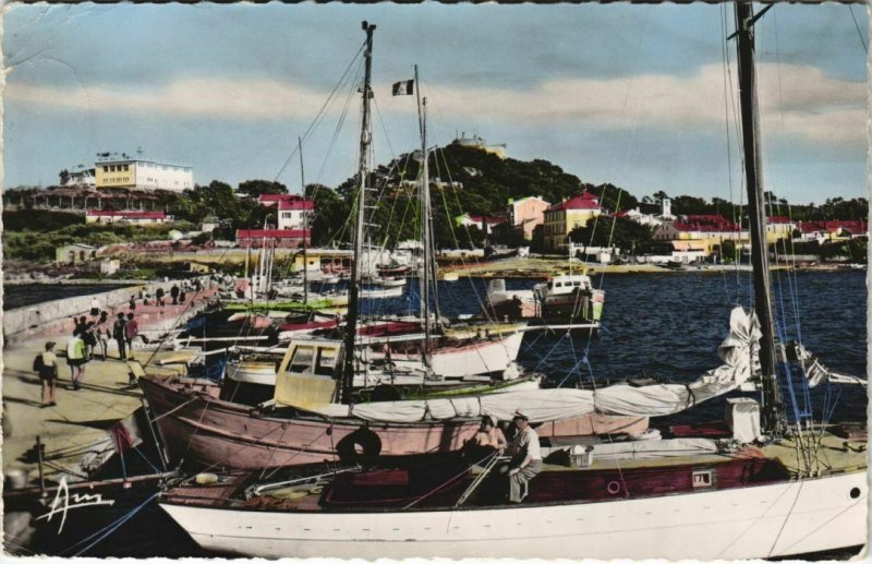 CPA PORQUEROLLES Yachts dans le Port - Les Iles d'Or (1113192)