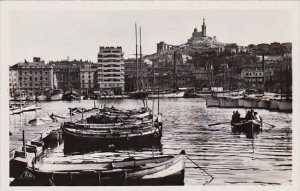 France Marseille Un coin du vieux port et Notre-Dame de la Garde Photo