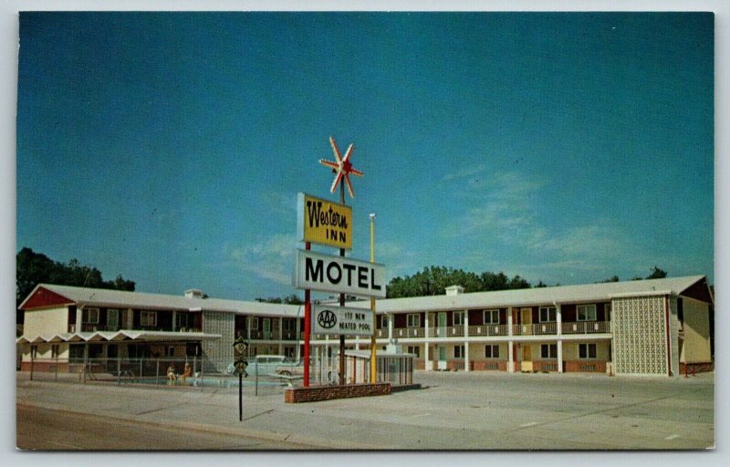 Kearney NebraskaBest Western InnRoadside MotelBig Spur Sign1950s Postcard