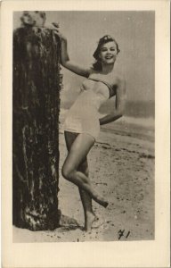 PC DOROTHY LAMOUR, MOVIE STAR, Vintage REAL PHOTO Postcard (b33155)