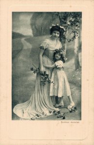Lady Mother Daughter Vintage Postcard 08.01