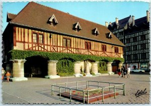 M-23920 The market square and the statue of Joan of Arc Rouen France