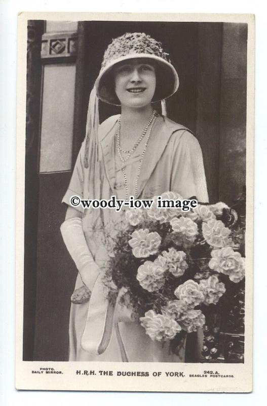 r1261 - The Duchess of York - ( Elizabeth Bowes-Lyon ) with bouquet - postcard