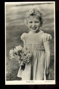r4466 - HRH. Princess Anne picking Daffodils in the Garden - postcard