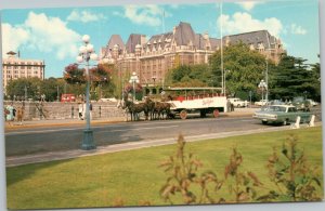 postcard British Columbia - Tallyho sightseeing wagon and the Empress Hotel