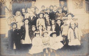 Group of people in front of a house R.P.O., Rail Post Offices PU 1909 