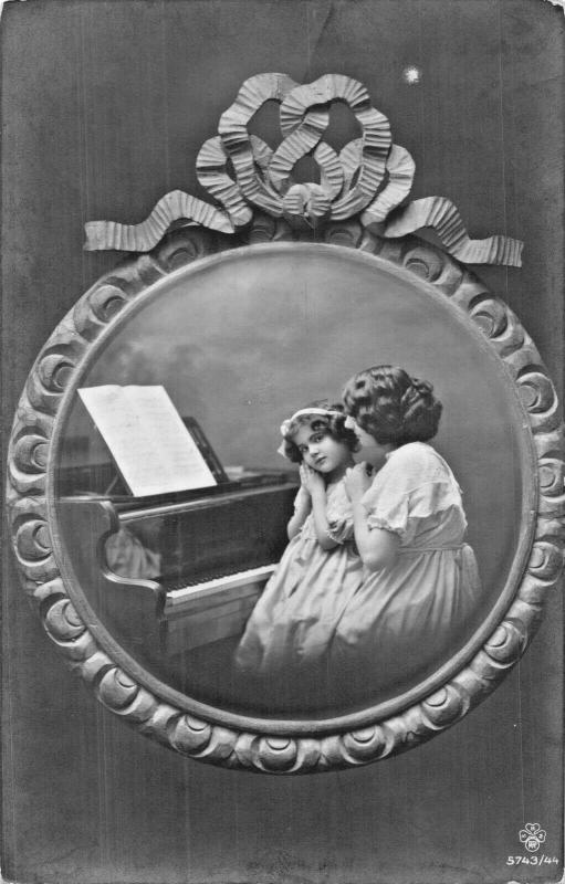 YOUNG GIRLS AT A PIANO-MUSICAL-ORNATE FRAME-1914 FRENCH PHOTO POSTCARD 