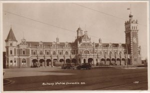 PC NEW ZEALAND, DUNEDIN, RAILWAY STATION, Vintage REAL PHOTO Postcard (B41455)