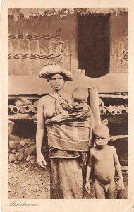 Lot147 Batak vrouw indonesia  woman with child types folklore