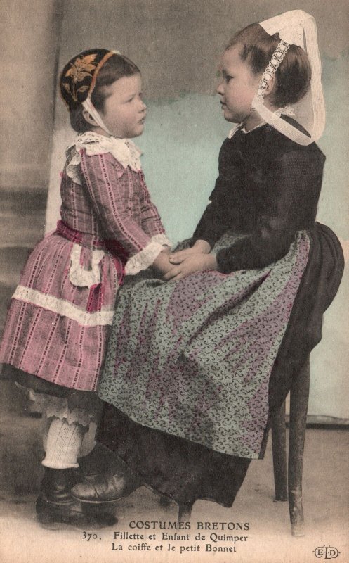 Photo de stock Couple costumé élégant représentant la noblesse 2585531531