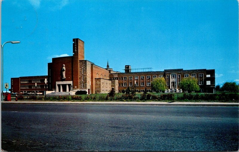 VINTAGE POSTCARD THE CLASSIC DAY SCHOOL AT LONGUEUIL SOUTH MONTREAL CANADA