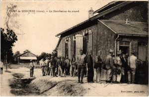 CPA Militaire Camp de SISSONNE - La Distribution du pinard (92164)