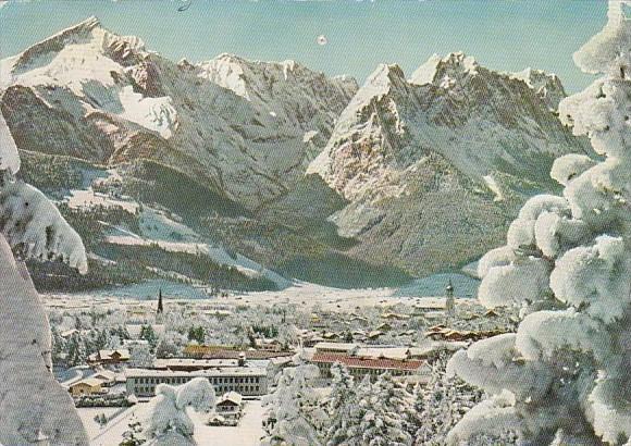 Germany Garmisch-Partenkirchen mit Zugspitzgruppe im Winter