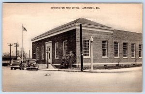 1940's HARRINGTON DELAWARE POST OFFICE BUILDING OLD CARS AMERICAN FLAG POSTCARD