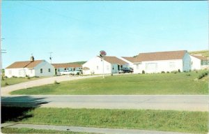 Fergus Falls, MN Minnesota  NEW MOTEL LAKELAND  1953 ROADSIDE Chrome Postcard
