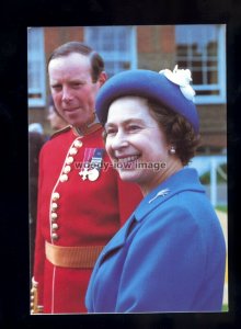 er561 - HM. Queen Elizabeth II at Windsor Rachel Arthur Gallery No.1 - postcard