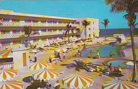 Florida Hollywood Aristocrat Motel Showing Swimming Pool 1963