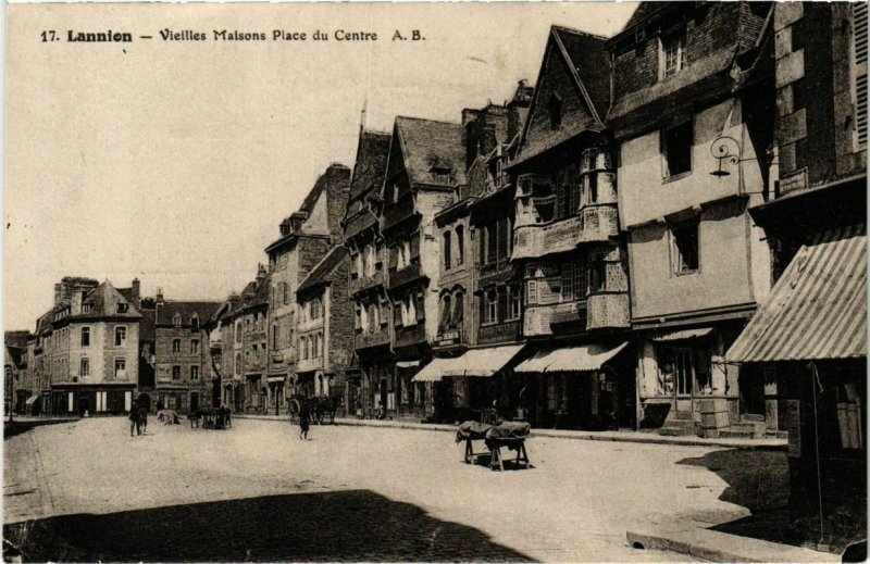 CPA LANNION - Vieilles Maisons Place du Centre (103395)