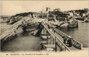 CPA Biarritz La Passerelle et le Semaphore FRANCE (1126157)