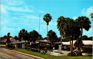 Postcard FL Sarasota Flamingo Colony Motel on Route 41 Swimming Pool 1960s F25