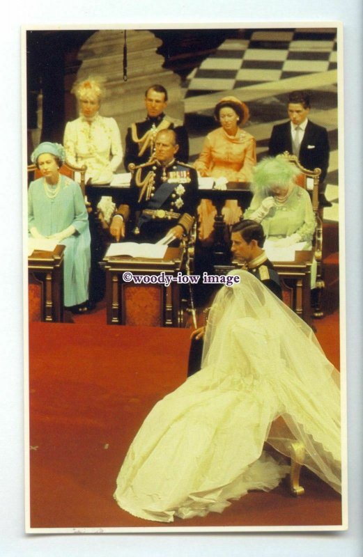 r2521 - The Bride and Bridegroom sitting before the Altar, by Queen - postcard