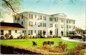 VINTAGE POSTCARD 1960s CLASSIC CARS PARKED AT THE NEW PERRY HOTEL PERRY GEORGIA