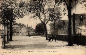 CPA ANGERS - Le Boulevard a l'Entrée du Chateau (296736)