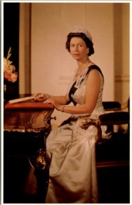 UK Queen Elizabeth in the White Drawing Room Sovereign Series Postcard W20