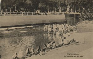 PC CPA WELTEVREDEN DE WASCHMAN AAN HET WERK INDONESIA VINTAGE POSTCARD (b5667)