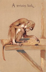 Macaco e inseto A Serious Task, litografia colorida, PC U19525-
