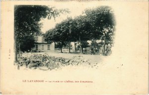 CPA Le LAVANDOU - La Plage et l'Hotel des Etrangers (106716)