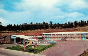 Postcard 1950s Arizona Flagstaff Whispering Winds Motor Hotel Route 66 24-5574