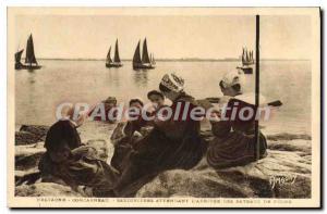 Old Postcard Concarneau Brittany sardine Awaiting the Arrival of fishing boats