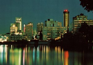 CONTINENTAL SIZE POSTCARD LOST LAGOON STANLEY PARK VANCOUVER BRITISH COLUMBIA