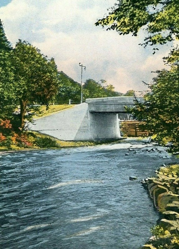 Postcard  Bridge over Moose River at State Fish Hatchery, Old Forge, NY.  R8